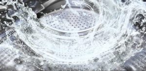 Water splashing in stainless steel washing machine drum